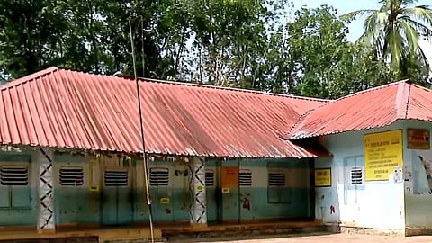 സ്മാർട്ട് ആവാതെ പാടം എസ്കെവി എൽപി സ്കൂൾ; ഇപ്പോഴും പ്രവർത്തിക്കുന്നത് ടിൻ ഷീറ്റ് കൊണ്ടുള്ള മേൽക്കൂരയിൽ 