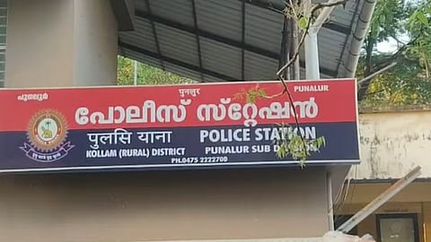 പുനലൂരിൽ ആറാം ക്ലാസുകാരനെ കെട്ടിത്തൂക്കി മർദിച്ചെന്ന് പരാതി; ആക്രമണം 500 രൂപ കാണാനില്ലെന്ന് ആരോപിച്ച്