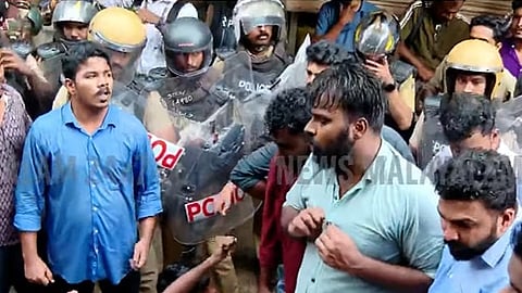 കേന്ദ്ര സര്‍ക്കാര്‍ നടത്തുന്ന പരീക്ഷകളില്‍ വിശ്വാസമില്ല; നീറ്റ് ചോദ്യപേപ്പർ ചോർച്ചയിൽ പ്രതിഷേധിച്ച് എസ്എഫ്ഐ 