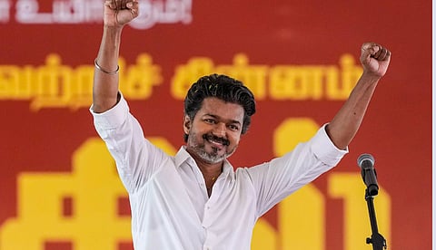 സഖാക്കളേ.... പൊതുജനങ്ങള്‍ക്ക് തടസമുണ്ടാക്കുന്ന പോസ്റ്ററുകളോ ബാനറുകളോ പാടില്ല; നിര്‍ദേശവുമായി ടിവികെ 