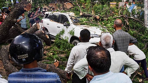 ഉത്തര്‍പ്രദേശില്‍ കനത്ത മഴയിലും കാറ്റിലും 100 പേര്‍ മരിച്ചു; കനത്ത നാശനഷ്ടങ്ങള്‍ 