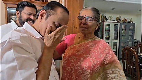 "ആ വലിയ മനുഷ്യന്റെ കൈപിടിച്ചാണ് ഞാൻ മുഖ്യധാരയിലേക്ക് എത്തിയത്"; ജി. കാർത്തികേയന്റെ വീട്ടിൽ വികാരനിർഭര നിമിഷങ്ങൾ