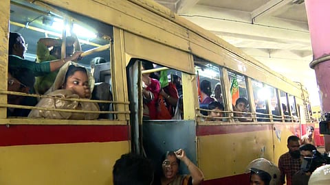 സ്ത്രീകളുടെ സൗജന്യ യാത്ര: പ്രതിഷേധിച്ച മഹിളാ മോര്‍ച്ചക്കാര്‍ക്ക് സ്വന്തം പോക്കറ്റില്‍ നിന്ന് 
പണമെടുത്ത് ടിക്കറ്റ് നല്‍കി കണ്ടക്ടര്‍ 