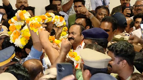 നിയുക്ത മുഖ്യമന്ത്രി ജന്മനാട്ടിൽ; കൊച്ചിയിലെത്തിയ വി.ഡി. സതീശന് ഉജ്വല സ്വീകരണം