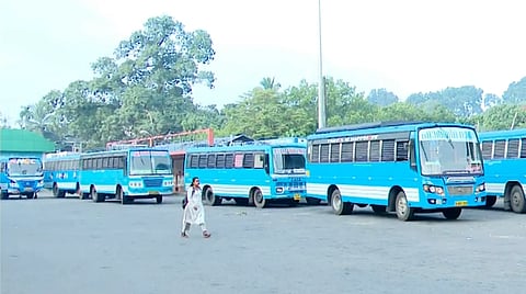 "കെഎസ്ആർടിസിയിൽ സൗജന്യ യാത്ര നടപ്പാക്കിയാൽ സ്വകാര്യ ബസ് മേഖല തകരും"; ആശങ്ക അറിയിച്ച് സ്വകാര്യ ബസ് ഉടമകൾ