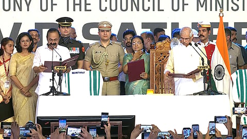 വി.ഡി. സതീശൻ മുഖ്യമന്ത്രിയായി സത്യപ്രതിജ്ഞ ചെയ്യുന്നു