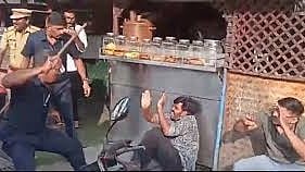 ആലപ്പുഴ 'രക്ഷാപ്രവര്‍ത്തനം'; അഞ്ച് പൊലീസ് ഉദ്യോഗസ്ഥര്‍ക്ക് സസ്‌പെന്‍ഷന്‍