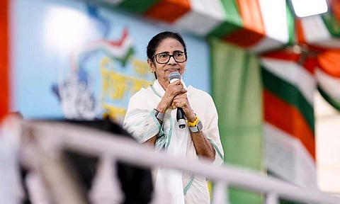 ബംഗാളിലെ തോൽവിയിൽ തകർന്ന് ടിഎംസി; നൂറോളം കൗൺസിലർമാർ രാജിവെച്ചു