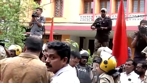 പിണറായിയുടെ തിരുവനന്തപുരത്തെ വീട്ടിലെ ഇഡി റെയ്ഡ്: പിടിച്ചെടുത്തത് ബാങ്ക് രേഖകൾ