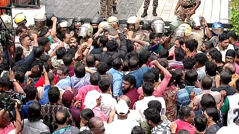ഇഡി റെയ്ഡ്, പിണറായിയുടെ വീടിന് മുന്നിൽ അണപൊട്ടി അണികളുടെ പ്രതിഷേധം; കേന്ദ്രസേനയ്ക്കു നേരെ ചെരുപ്പേറ്