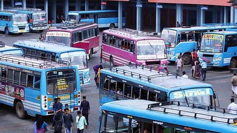 കത്തിക്കയറി ഇന്ധനവില;  പ്രതിസന്ധിയിൽ സ്വകാര്യബസ് മേഖല, ആശങ്ക ഉയർത്തി  സ്ത്രീകൾക്ക് കെഎസ്ആർടിസി സൗജന്യയാത്രാ പദ്ധതിയും 