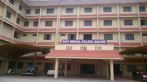 'ശസ്ത്രക്രിയയ്ക്കിടെ വയോധികയുടെ കാലിലെ ഞരമ്പ് മുറിഞ്ഞു'; മഞ്ചേരി മെഡിക്കൽ കോളേജിൽ ഗുരുതര ചികിത്സാ പിഴവെന്ന് പരാതി