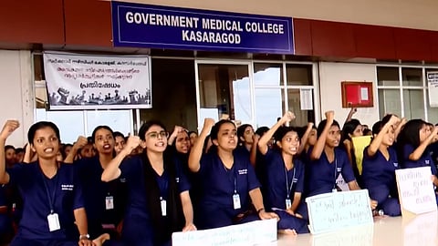 "അടിസ്ഥാന സൗകര്യങ്ങൾ ഒരുക്കണം"; രാപ്പകൽ സമരം ആരംഭിച്ച് കാസർഗോഡ് നഴ്‌സിങ് കോളേജ് വിദ്യാർഥികൾ