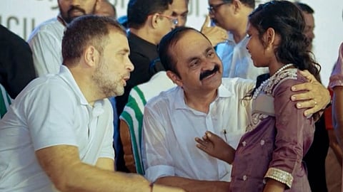 വിനോദിനി മുഖ്യമന്ത്രി വി.ഡി. സതീശനും രാഹുൽ ഗാന്ധിക്കുമൊപ്പം 