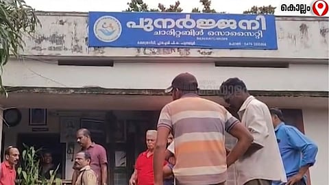 "നിർബന്ധിച്ച് റൂമിലേക്ക് കൊണ്ടുപോയി, മദ്യം നൽകിയും പീഡിപ്പിക്കാൻ ശ്രമിച്ചു"; കൊല്ലത്ത് വയോജന കേന്ദ്രത്തിലെ അന്തേവാസികളെ പീഡിപ്പിച്ചതിൽ വീണ്ടും കേസ് 
