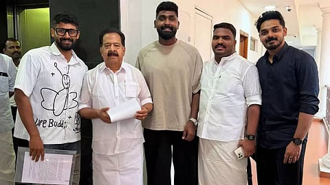 "കുടുംബത്തിലെ സ്ത്രീകളെ യൂട്യൂബിലൂടെ മോശമായി ചിത്രീകരിക്കുന്നു"; ആഭ്യന്തരമന്ത്രിക്ക് പരാതി നൽകി ഹനാൻഷാ