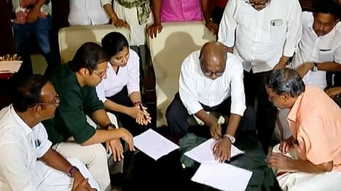 ഒത്തുതീർപ്പ് കരാറിൽ ഒപ്പുവച്ച് സർക്കാരും സമരക്കാരും; പാരിയത്തുകാവ്‌ കുടിയൊഴിപ്പിക്കലിൽ ധാരണ