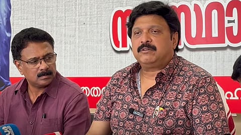 കെ.ബി. ഗണേഷ് കുമാർ മാധ്യമങ്ങളെ കാണുന്നു. 