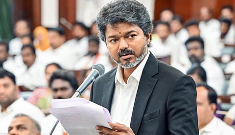 "ഓരോ കുട്ടിയും ജനിക്കുന്നത് 1.28 ലക്ഷം രൂപയുടെ കടബാധ്യതയില്‍, സംസ്ഥാനത്തിന്റെ കടം 13 ലക്ഷം കോടി"; ധവളപത്രം പുറത്തിറക്കി ടിവികെ സര്‍ക്കാര്‍ 