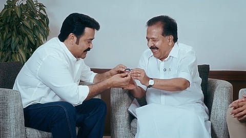 മന്ത്രി രമേശ് ചെന്നിത്തല മോഹൻലാലിന് ഓപ്പറേഷൻ തൂഫാൻ ബാഡ്ജ് കൈമാറുന്നു