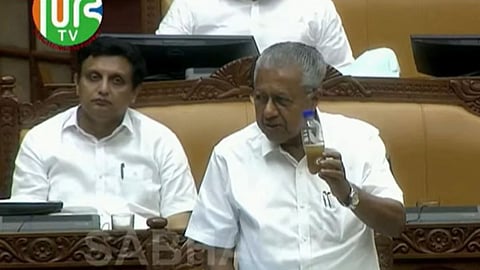ഇത് മലിനജലമാണ് സാർ...; ജലപീരങ്കിയിൽ പ്രയോഗിച്ച 
വെള്ളം കുപ്പിയിലാക്കി പിണറായി വിജയൻ സഭയിൽ 