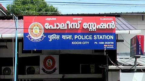 ലൈംഗിക അതിക്രമം പ്രതിയുടെ അമ്മ അറിഞ്ഞു?
കൊച്ചിയിൽ അങ്കണവാടി ടീച്ചറെ ചോദ്യം ചെയ്യാൻ പൊലീസ് 