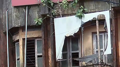 ബലക്ഷയം ഉണ്ടെന്ന് കണ്ടെത്തിയത് 139 എണ്ണം, മഴക്കാലമെത്തിയിട്ടും പൊളിക്കാൻ നടപടികളില്ല; തൃശൂരിൽ ഭീഷണിയായി പഴയ കെട്ടിടങ്ങൾ