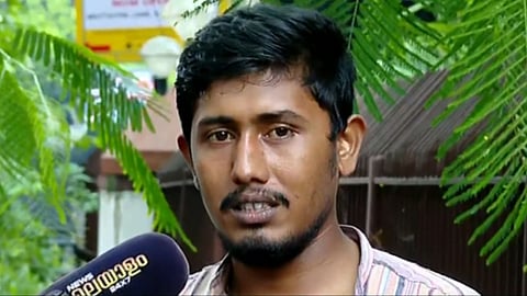 "കണ്ണിൽ കാന്താരി മുളക് അരച്ചുതേച്ചു, 
ക്രൂരമായി മർദിച്ചു"; എറണാകുളം നോർത്ത് പൊലീസ് സ്റ്റേഷനെതിരെ 
പരാതി