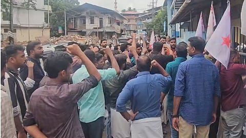 മരുന്ന് മാറി നൽകി ചികിത്സയിലായിരുന്ന രോഗി മരിച്ച സംഭവം: കല്ലാച്ചിയിൽ ഡിവൈഎഫ്ഐ പ്രതിഷേധം  