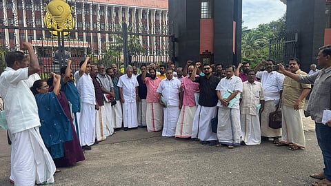 "മുഖ്യമന്ത്രിയുടെ മുട്ടാപ്പോക്ക് നയത്തിൽ ദുരൂഹത";  ധന ബില്ലിലെ ചർച്ച ബഹിഷ്‌കരിച്ച് പ്രതിപക്ഷം