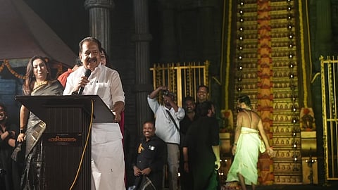 'ഹരിവരാസനം' പൂജാ ചടങ്ങിൽ ആഭ്യന്തരമന്ത്രി രമേശ് ചെന്നിത്തല