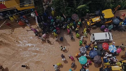 കള്ളാടി മണ്ണിടിച്ചില്‍: മൂന്ന് മരണം സ്ഥിരീകരിച്ചു; കണ്ടെത്താനുള്ളത് അഞ്ചു പേരെ, രക്ഷാപ്രവര്‍ത്തനം പുരോഗമിക്കുന്നു 