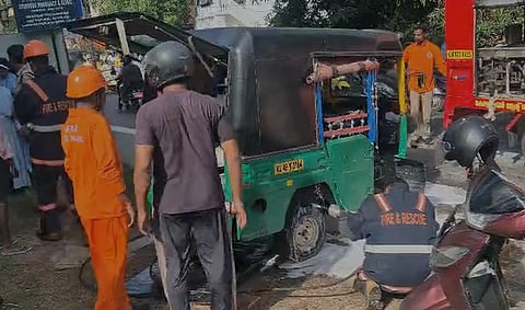 ഗുരുവായൂരിൽ വിദ്യാർത്ഥികൾ പോകുന്ന ഓട്ടോറിക്ഷയ്ക്ക് തീപിടിച്ചു