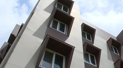 ചെമ്മനാട്ടെ ലൈഫ് ഫ്‌ളാറ്റുകള്‍ കാടുകയറി നശിക്കുന്നു; നിര്‍മാണം 90 ശതമാനം പൂര്‍ത്തിയായിട്ടും അനാസ്ഥ