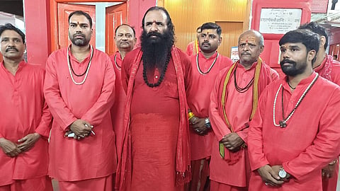കാണിക്കപ്പണം ചോരാതിരിക്കാൻ 'പോക്കറ്റില്ലാത്ത' വസ്ത്രം; ഹരിദ്വാർ മാനസ ദേവി ക്ഷേത്രത്തിലെ പൂജാരിമാർക്ക് പുതിയ വസ്ത്രം