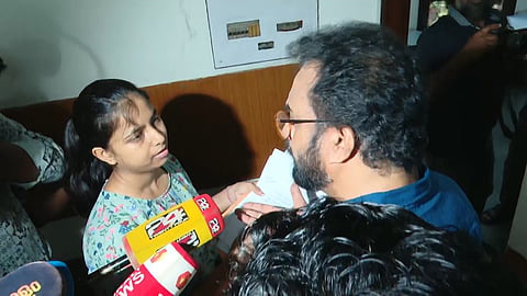 ഐഷി ഘോഷിനെ അറസ്റ്റ് ചെയ്യാന്‍ സിവില്‍ വേഷത്തില്‍ പൊലീസ് ഉദ്യോഗസ്ഥ; മഴ കാരണമെന്ന് വിചിത്രവാദം, നടക്കില്ലെന്ന് ബ്രിട്ടാസ്