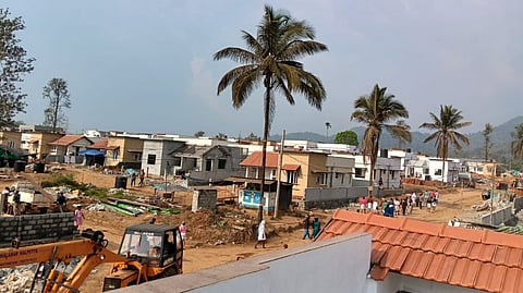 വയനാട് പുനരധിവാസം: നിർമാണ പ്രവർത്തനങ്ങളുടെ വേഗം കുറഞ്ഞു; വിമർശനവുമായി പിണറായി വിജയന്‍
