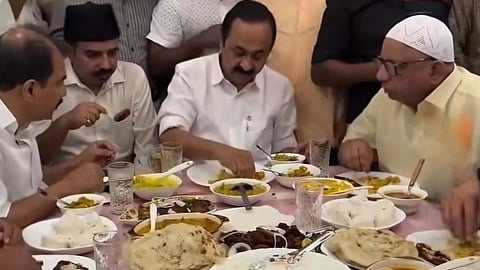 "റോം കത്തിയെരിയുമ്പോൾ നീറോ വീണമീട്ടിയത് പോലെ";
വിരുന്ന് വിവാദത്തിൽ വി.ഡി. സതീശനെതിരെ സിപിഐഎം