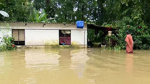 ഇനി എന്ത് ചെയ്യണമെന്ന് അറിയാതെ ഒരുകൂട്ടം മനുഷ്യർ; പേമാരിയിൽ വിറങ്ങലിച്ച് നാട് 