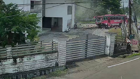 Private bus hits five vehicles in Kunnamkulam