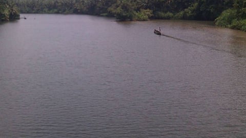കാസർഗോഡ് ഷിറിയ പുഴയിൽ അനധികൃത മണലെടുക്കൽ; പൊലീസിനെ കണ്ട് പുഴയിൽ ചാടിയ ഒരാളെ കാണാതായി