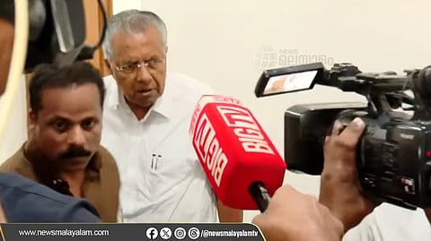 "നിങ്ങളെന്താ ബാത്ത്റൂമിലേക്ക് വരികയാ...?": മാധ്യമപ്രവര്‍ത്തകരോട് ക്ഷുഭിതനായി പിണറായി വിജയന്‍