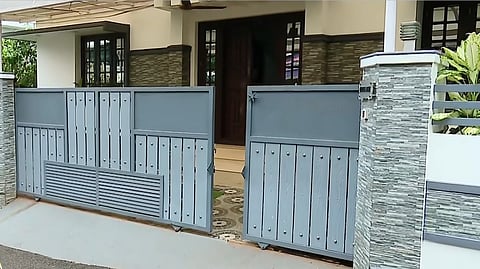 ആളില്ലാതിരുന്ന വീടിന്റെ വാതില്‍ തകര്‍ത്ത് 55 പവനും മൂന്നര ലക്ഷം രൂപയും കവര്‍ന്നു; പ്രതികള്‍ക്കായി അന്വേഷണം ഊര്‍ജിതമാക്കി പൊലീസ്