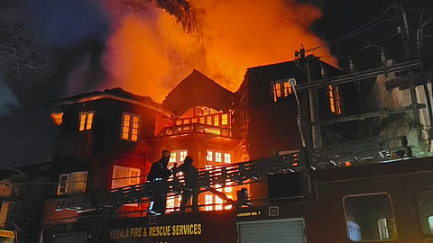 ഫോര്‍ട്ട് കൊച്ചിയിലെ ചരിത്രപ്രസിദ്ധമായ കോഡര്‍ ഹൗസിന് തീപിടിച്ചു; ലക്ഷങ്ങളുടെ നഷ്ടം, ആളപായമില്ല
