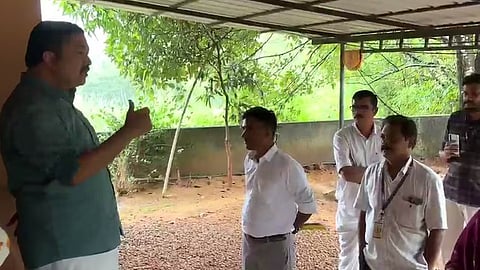 നിര്‍ധന കുടുംബത്തിന്റെ വീട് ജപ്തി ചെയ്യാനെത്തിയവരെ തടഞ്ഞ നജീബ് കാന്തപുരം എംഎൽഎയ്ക്ക് കോടതിയലക്ഷ്യത്തിന് നോട്ടീസ്