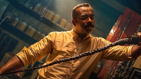"കുട്ടനാള് പൊളിയാണല്ലോ"; സജിനും നിഖിലയും ഒന്നിക്കുന്ന 'ധൂമകേതു', സ്നീക്ക് പീക്ക് പുറത്ത്