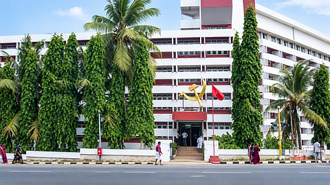 എകെജി സെന്ററിന്റെ ഭൂമി നാളെ അളക്കില്ല; സര്‍വകലാശാലാ ഭൂമി അളക്കാന്‍ മാത്രമാണ് കോടതി നിര്‍ദേശമെന്ന് തഹസില്‍ദാര്‍