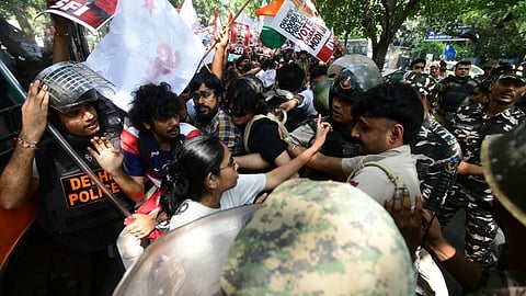 "പ്രതിഷേധക്കാർ തിങ്കളാഴ്ച തിരിച്ചെത്തിയാൽ, ഡല്‍ഹി വീണ്ടും പൂട്ടിയിടുമോ? ലാത്തികളല്ല, സര്‍ക്കാര്‍ നല്‍കേണ്ടത് ഉത്തരങ്ങള്‍"