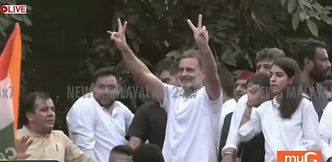ഡൽഹി പൊലീസിനും തടയാനായില്ല ഇൻഡ്യ സഖ്യത്തിൻ്റെ സമരാവേശം; ചീഫ് ജസ്റ്റിസിന് പരാതി കൈമാറി എട്ട് നേതാക്കൾ, വൻ ആഹ്ളാദ പ്രകടനം!