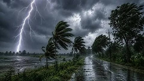 മഴ കനക്കും...  മൂന്ന് ദിവസത്തിനുള്ളിൽ  തുലാവർഷം എത്തും, ജില്ലകളിൽ മഴമുന്നറിയിപ്പ് 